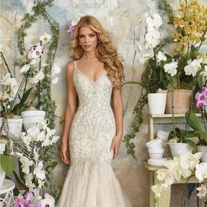 Elegant Ivory Wedding Dress